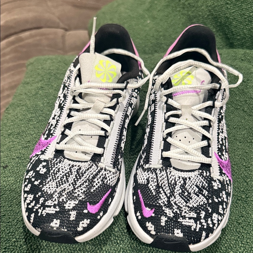 Nike Women's Black and Pink Athletic Shoes